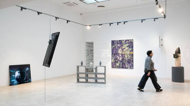 Изложбата „Екрани и интриги“ се удължава до 11 януари 2026 година