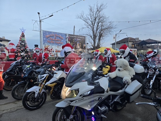 Дядо Коледа пристигна на мотор и зарадва повече от 300 деца в община Петрич и град Сандански с подаръци и лакомства