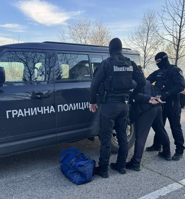Гранични полицаи от Кюстендил разбиха организирана престъпна група за разпространение на наркотици, съобщи МВР