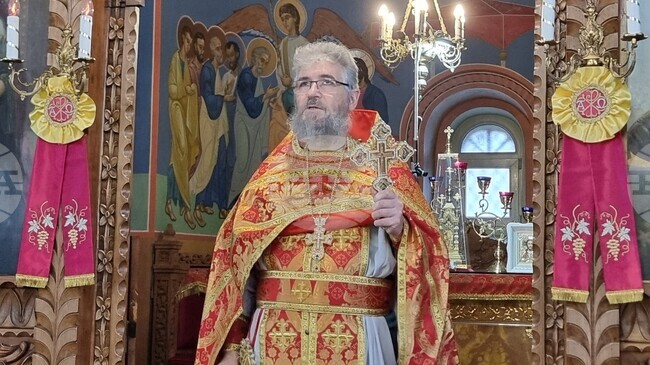 На днешната неделя Църквата ни подготвя с историята за Рождество Христово, каза отец Красимир в храма „Свети Три Светители“ в Шумен 