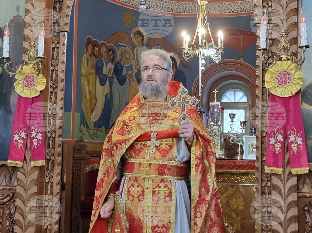 На днешната неделя Църквата ни подготвя с историята за Рождество Христово, каза отец Красимир в храма „Свети Три Светители“ в Шумен 