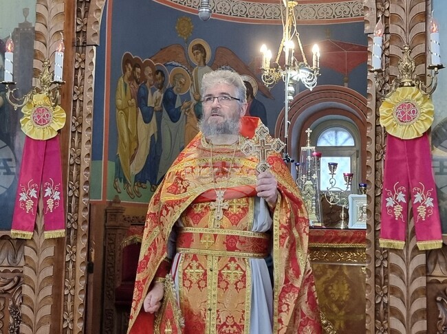 На днешната неделя Църквата ни подготвя с историята за Рождество Христово, каза отец Красимир в храма „Свети Три Светители“ в Шумен 