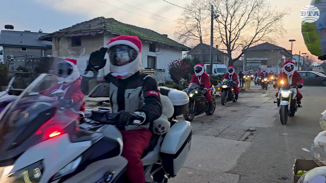 Дядо Коледа пристигна на мотор и зарадва повече от 300 деца в община Петрич и град Сандански с подаръци и лакомства