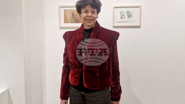 С изложбата „Време за пари“ решихме изкуството да се сбогува с лева и да приветства еврото, каза пред БТА Яра Бубнова