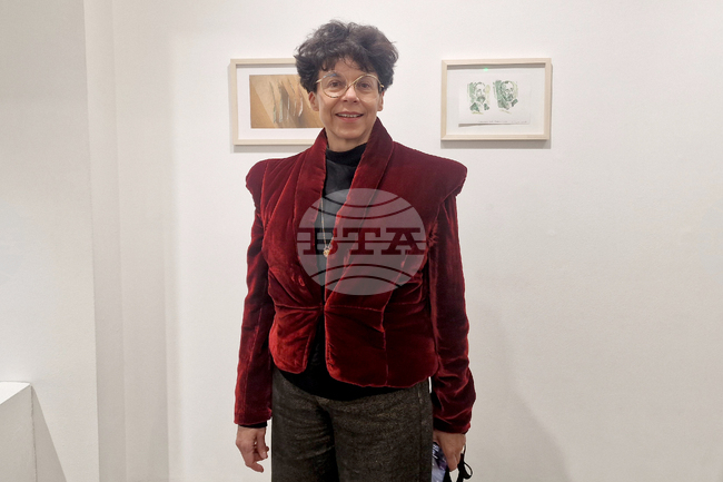 С изложбата „Време за пари“ решихме изкуството да се сбогува с лева и да приветства еврото, каза пред БТА Яра Бубнова