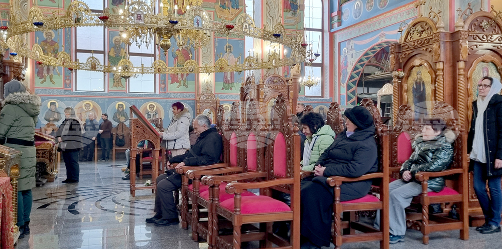 Шумен - църква „Св. Три Светители“ - неделна служба