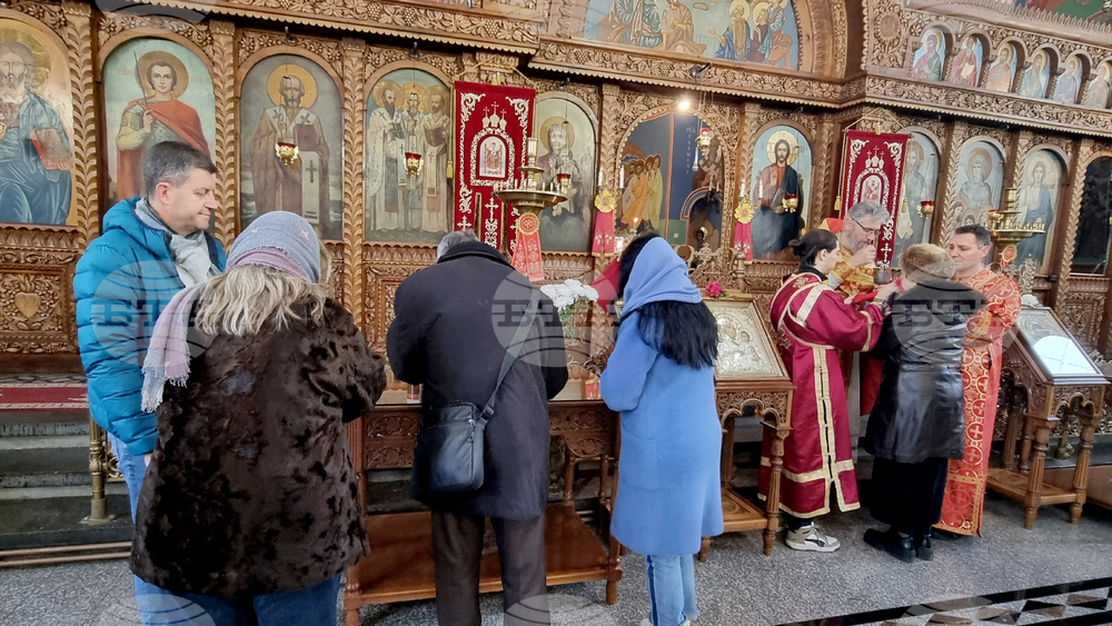 Шумен - църква „Св. Три Светители“ - неделна служба