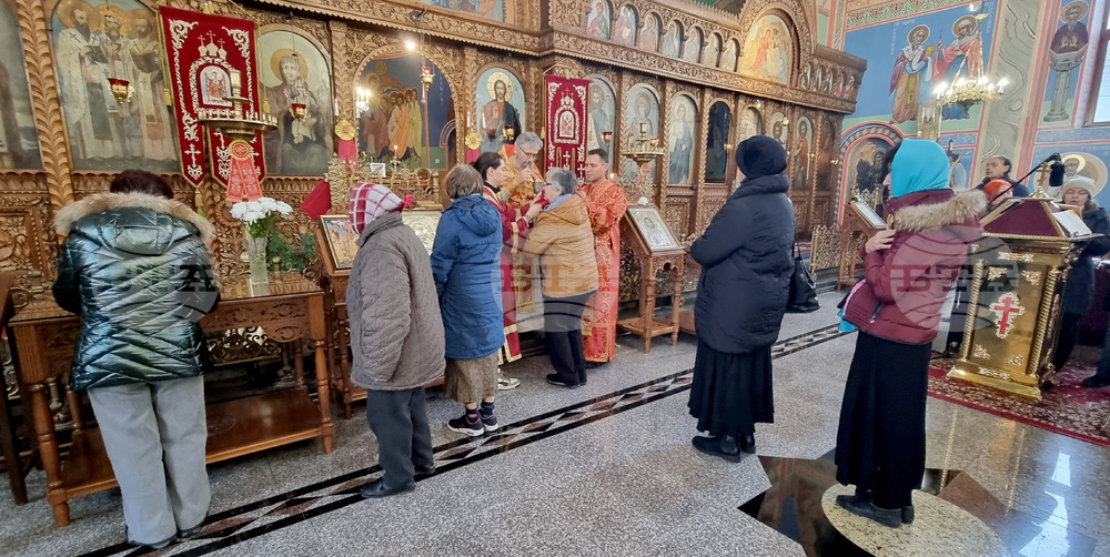 Шумен - църква „Св. Три Светители“ - неделна служба