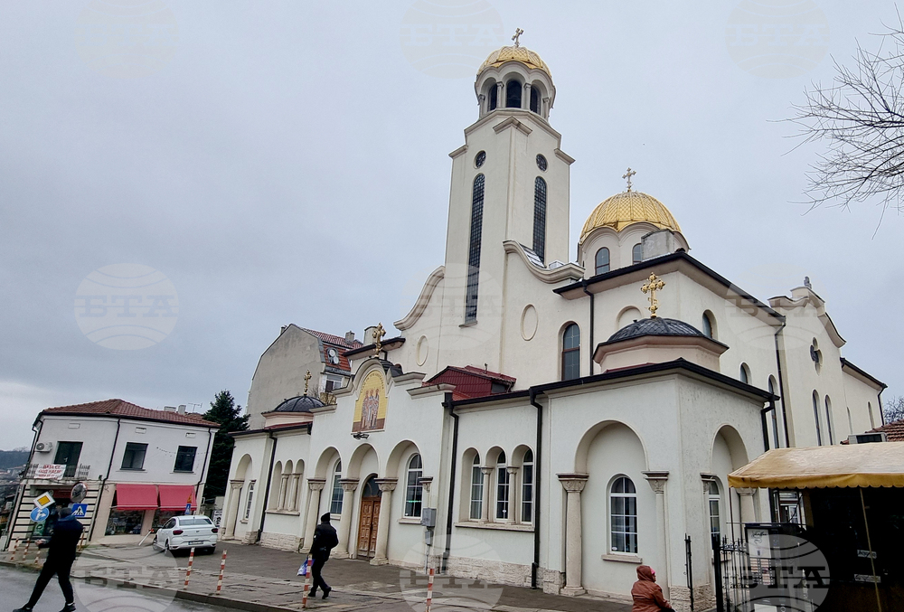 Шумен - църква „Св. Три Светители“ - неделна служба