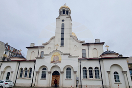 Шумен - църква „Св. Три Светители“ - неделна служба