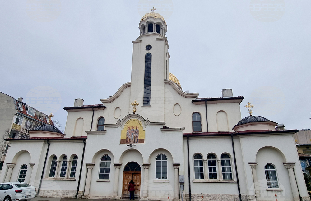 Шумен - църква „Св. Три Светители“ - неделна служба