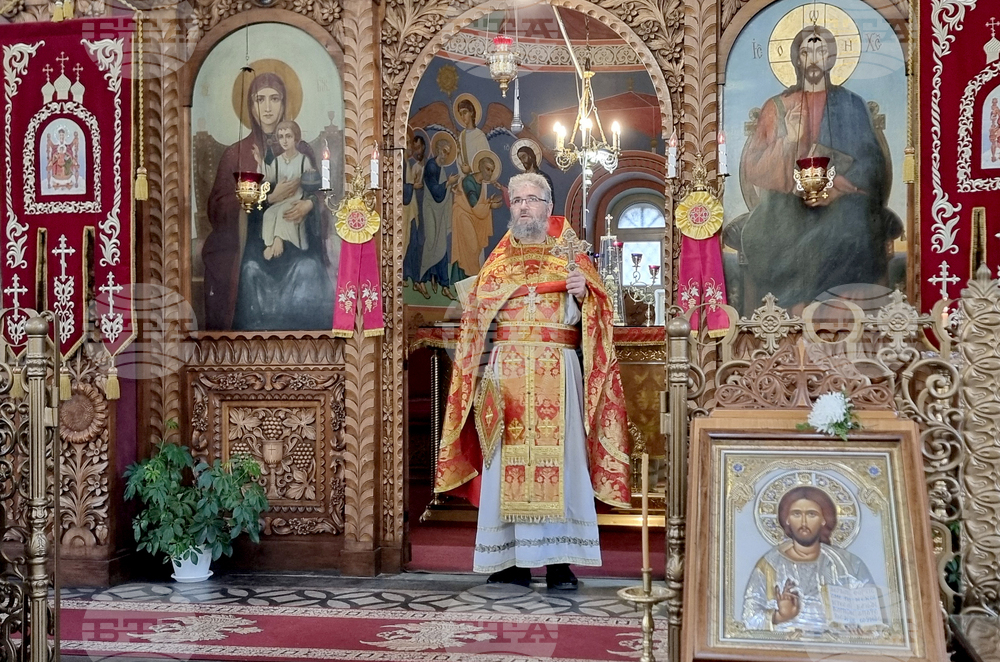 Шумен - църква „Св. Три Светители“ - неделна служба