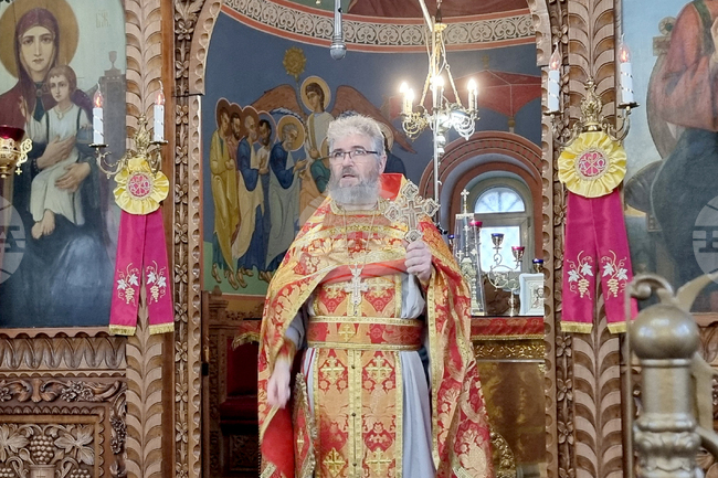 Шумен - църква „Св. Три Светители“ - неделна служба