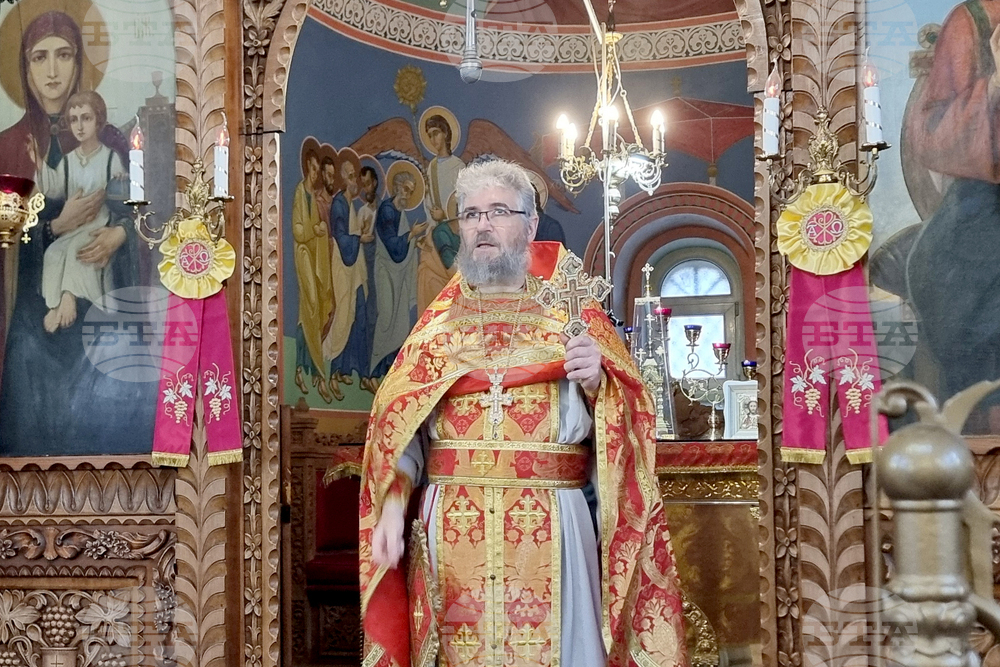 Шумен - църква „Св. Три Светители“ - неделна служба