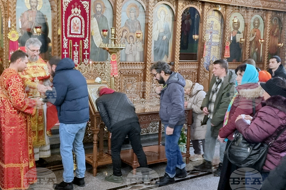 Шумен - църква „Св. Три Светители“ - неделна служба