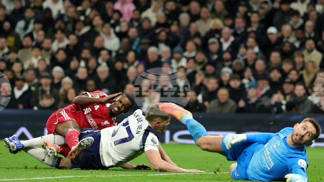 Мениджърът на Тотнъм Томас Франк защити играча си Мики ван де Вен за контузията на Александър Исак