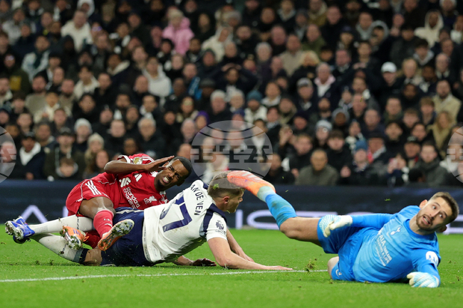 Мениджърът на Тотнъм Томас Франк защити играча си Мики ван де Вен за контузията на Александър Исак