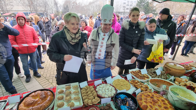 Кулинари подредиха 218 ястия на празника „Коледна трапеза“ в Димитровград