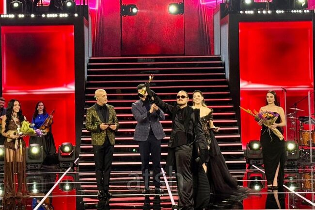 АТА: Певецът Алис спечели 64-ия Фестивал на песента по Албанското радио и телевизия и ще представлява Албания на "Евровизия"