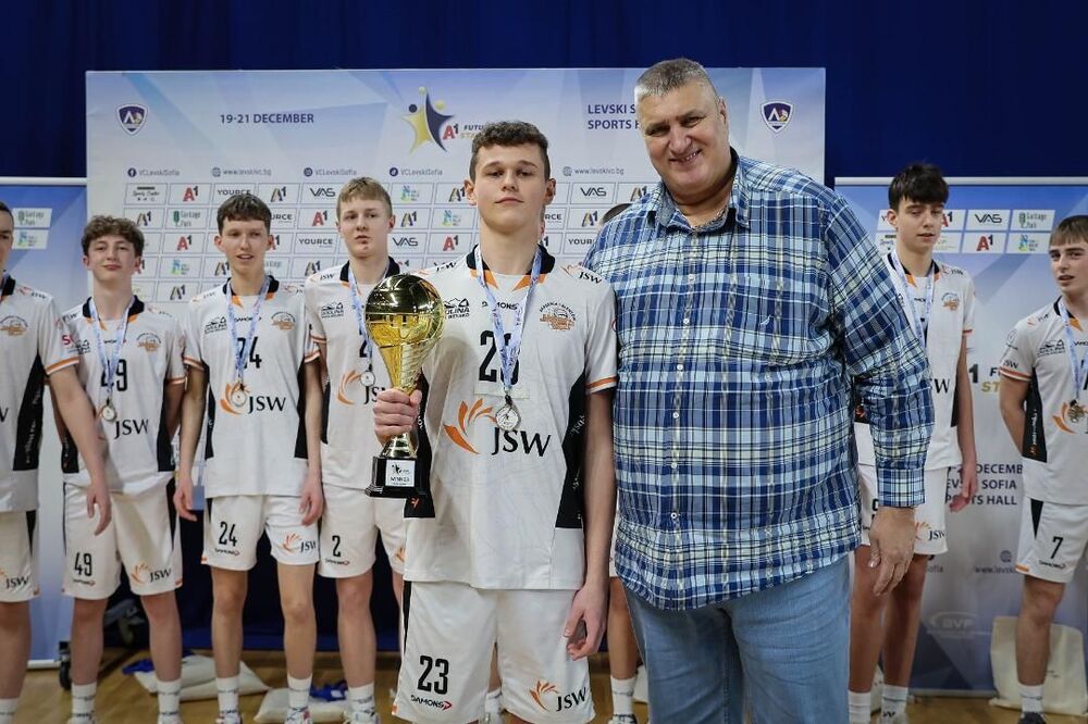 Президентът на волейболната федерация Любомир Ганев награди шампионите в петия турнир "А1 Звезди на бъдещето" в София