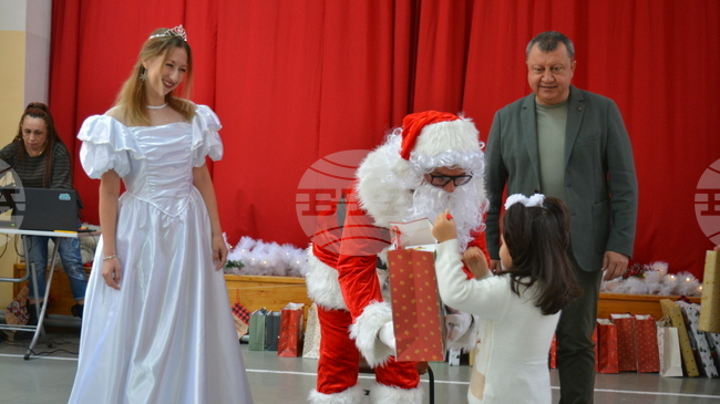 Община Павликени зарадва 33 деца на приемни родители с пъстър празник