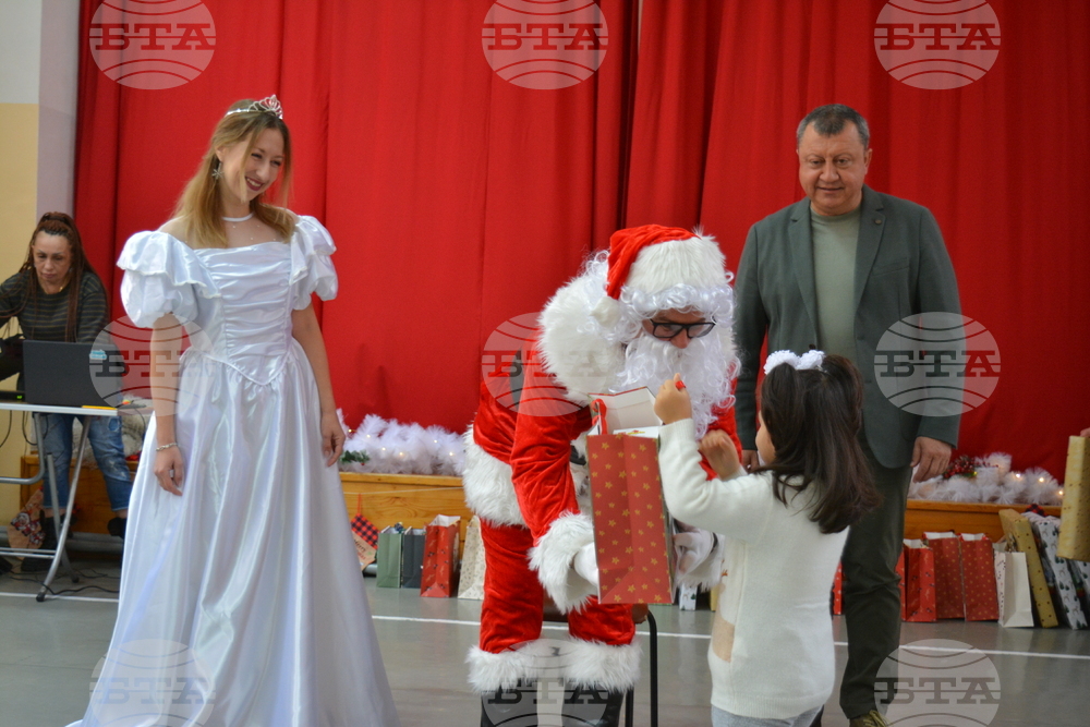 Община Павликени зарадва 33 деца на приемни родители с пъстър празник