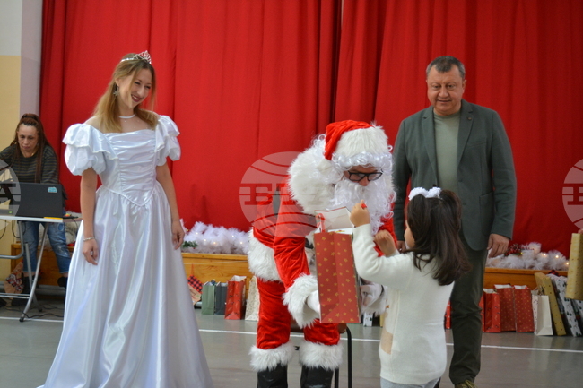 Община Павликени зарадва 33 деца на приемни родители с пъстър празник