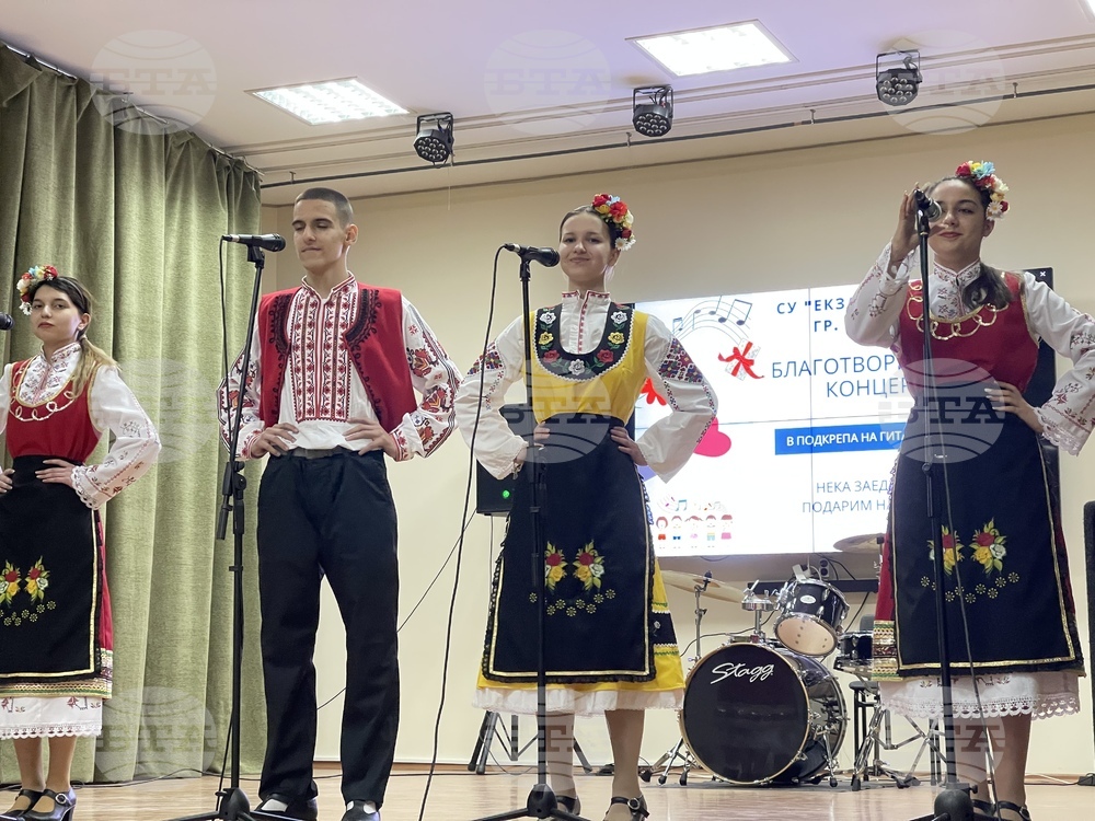 Ученици от казанлъшкото Средно училище "Екзарх Антим I" събраха почти четири хиляди лева в помощ на своя съгражданка