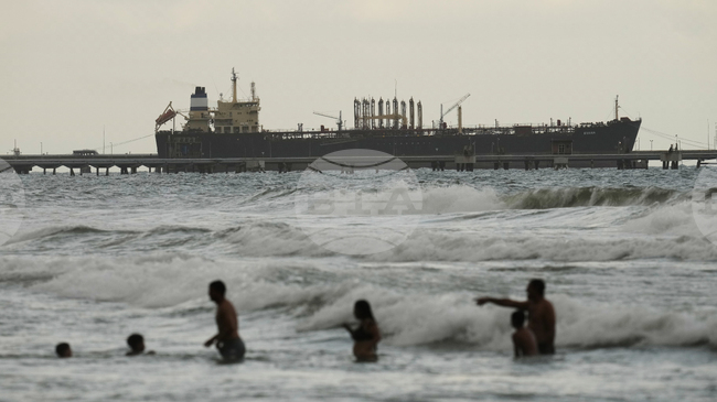 САЩ се опитват да задържат венецуелски петролен танкер след седмици преследване