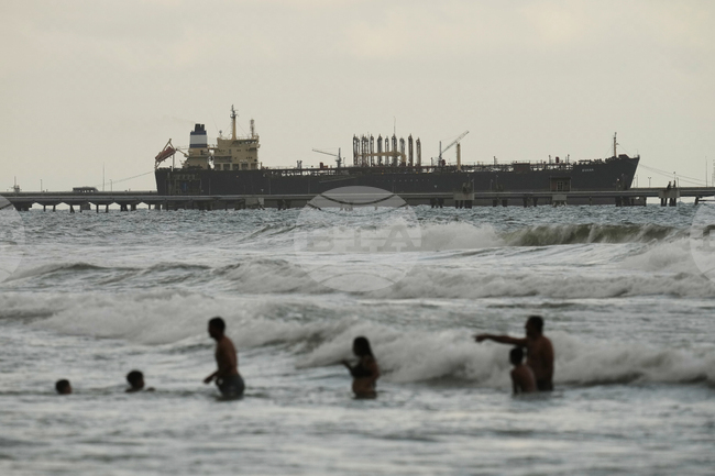 САЩ се опитват да задържат венецуелски петролен танкер след седмици преследване