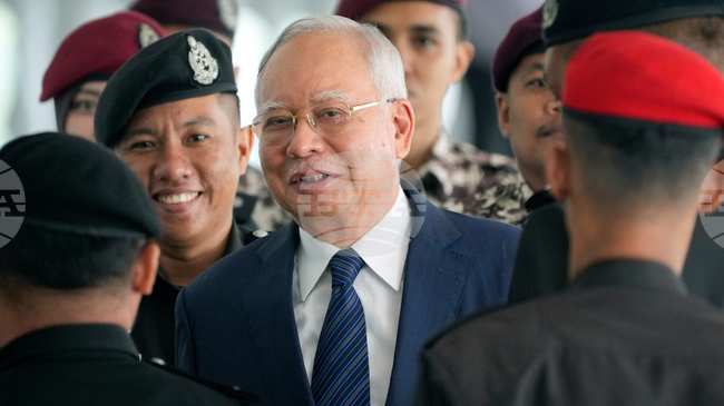 Бившият малайзийски премиер Наджиб Разак беше осъден на 15 години затвор за злоупотреба с власт и пране на пари