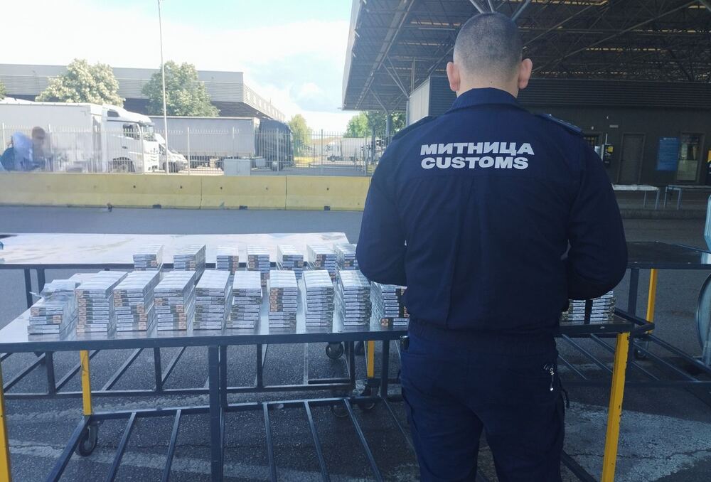 Агенция "Митници": Над 14 000 000 къса безакцизни цигари и близо половин тон тютюн бяха унищожени под контрола на ТД Митница Бургас