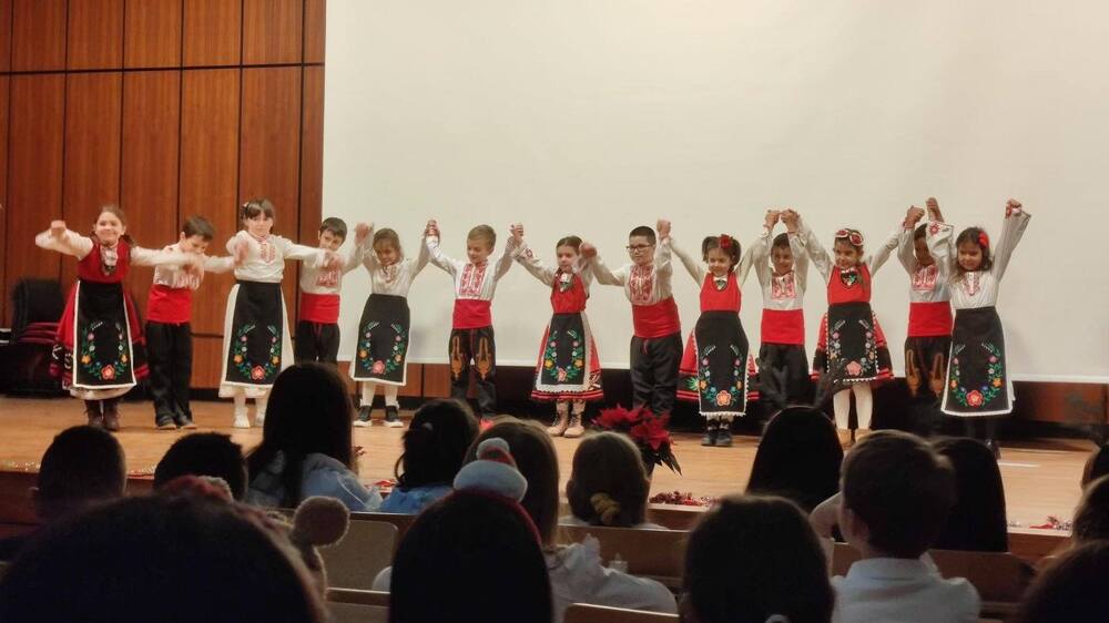 Песни, танци и театрална постановка представиха учениците от българското училище в Саарбрюкен, Германия, по време на коледното си тържество