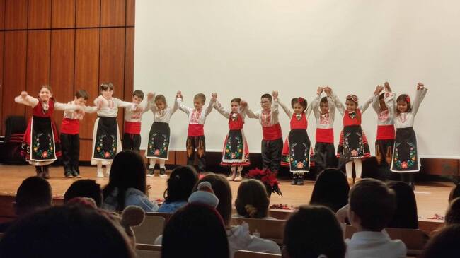 Песни, танци и театрална постановка представиха учениците от българското училище в Саарбрюкен, Германия, по време на коледното си тържество