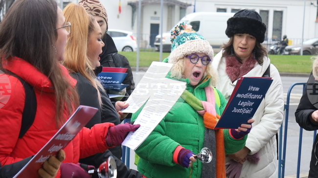 Протест под формата на коледуване се проведе пред президентския дворец Котрочени в Букурещ, докато държавният глава разговаряше с магистрати