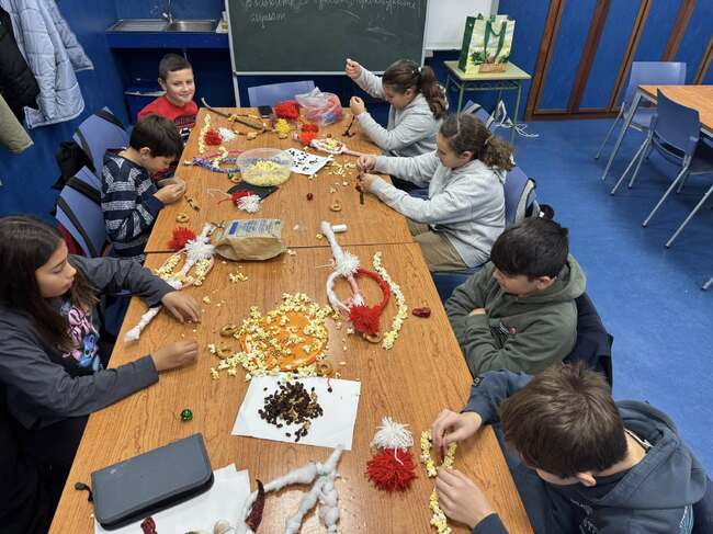 Българското неделно училище „Д-р Петър Берон“ в Леганес, Испания, организира предколедна работилница за изработка на сурвачки и картички