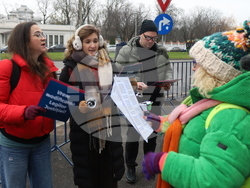 Румъния - Букурещ - президентски дворец Котрочени - демонстрация