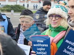 Румъния - Букурещ - президентски дворец Котрочени - демонстрация