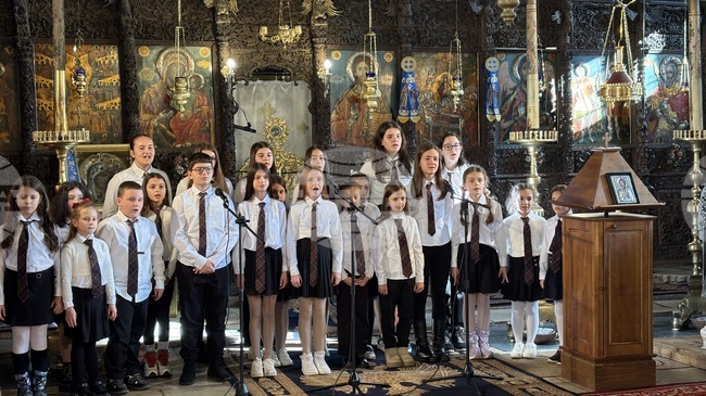 Ученици разказаха за Рождество Христово с песни и стихове на тържество в митрополитската църква в Самоков