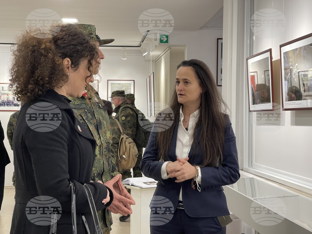 Военният фотограф Вяра Йовева представи в Казанлък изложбата си "Хиляди лица - една армия"