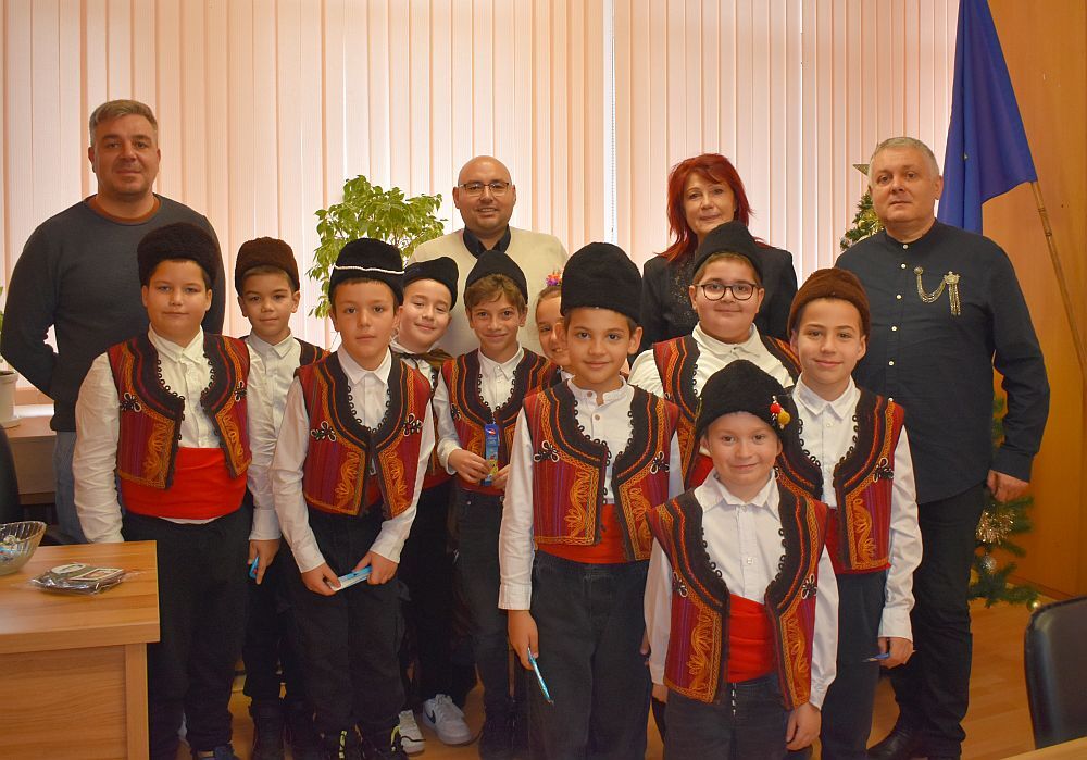 Община Разград: Коледари от ОУ“Васил Левски“ отправиха коледни благословии към Кмета Добрин Добрев