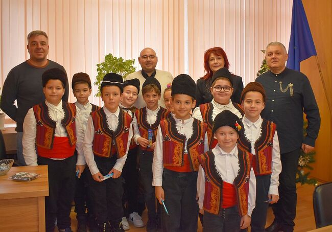 Община Разград: Коледари от ОУ“Васил Левски“ отправиха коледни благословии към Кмета Добрин Добрев