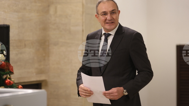 Личните асистенти днес ще получат парите си, каза министър Борислав Гуцанов