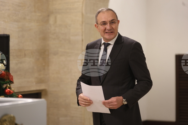 Личните асистенти днес ще получат парите си, каза министър Борислав Гуцанов