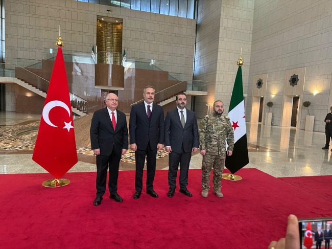 Външните министри на Турция и Сирия отбелязаха, че няма напредък по интеграцията на сирийските кюрдски милиции 