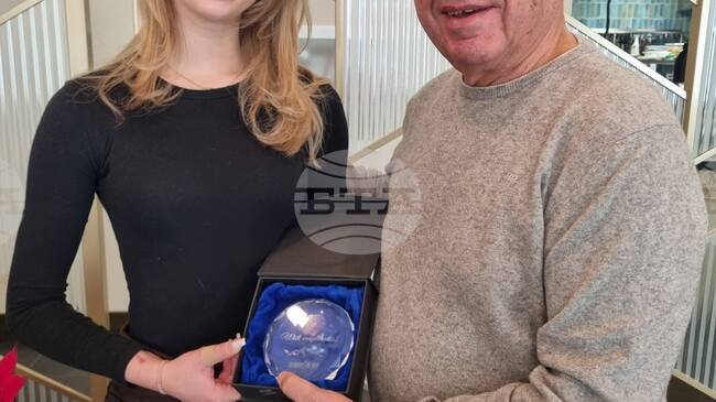 Фигуристката Александра Фейгин получи плакет от инвеститора на комплекс „СамЕлион“ в Самоков Петър Георгиев