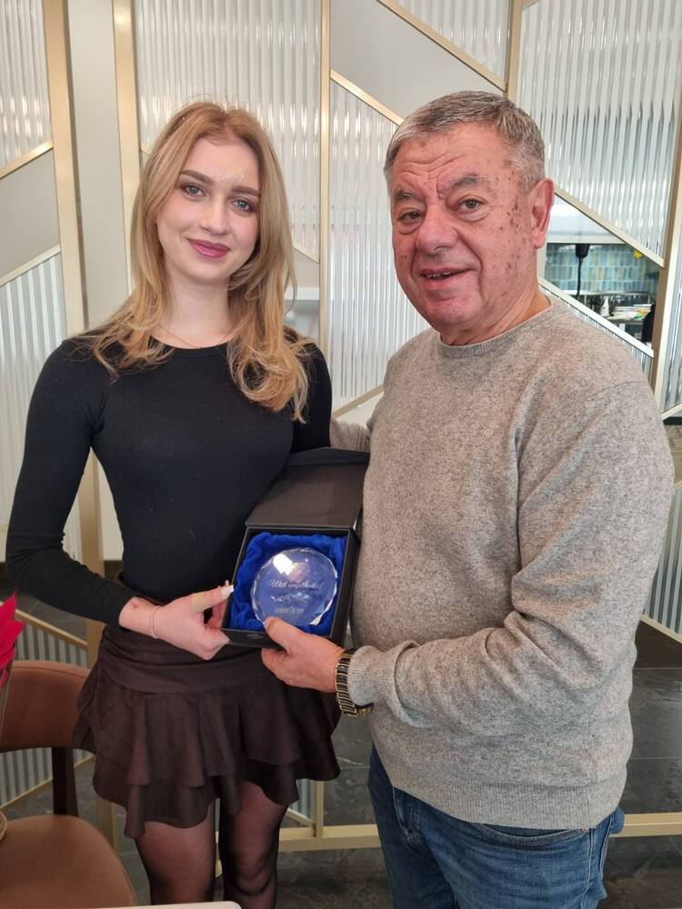 Фигуристката Александра Фейгин получи плакет от инвеститора на комплекс „СамЕлион“ в Самоков Петър Георгиев