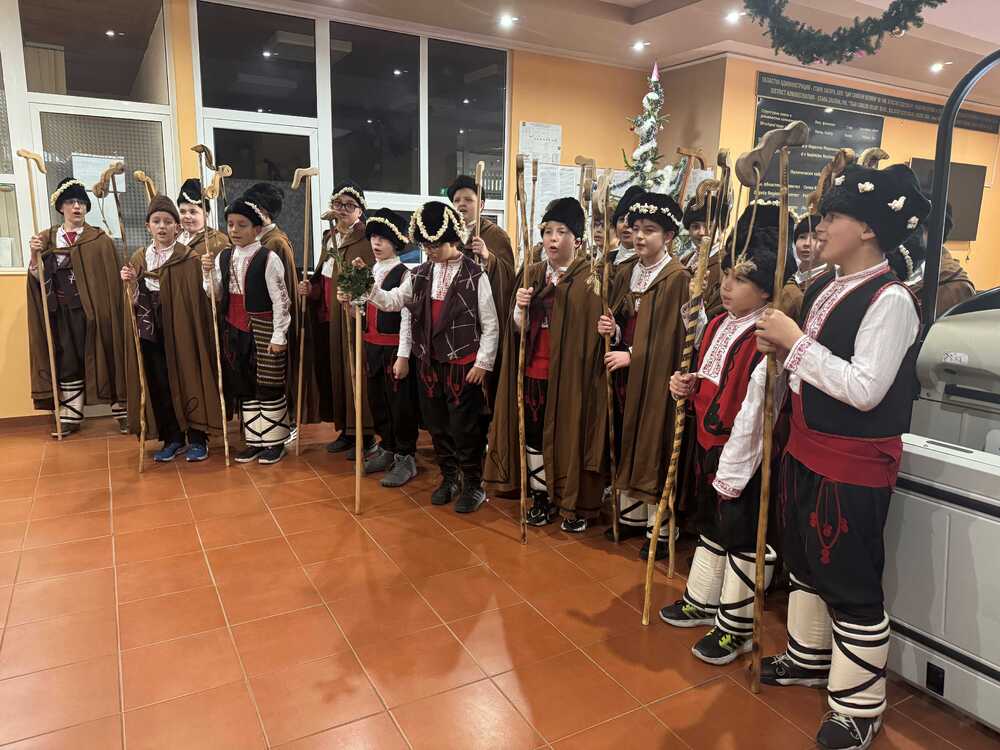 Областна администрация Стара Загора: В навечерието на коледно-новогодишните празници малки коледари наричаха за здраве и берекет в Областна администрация Стара Загора