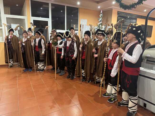 Областна администрация Стара Загора: В навечерието на коледно-новогодишните празници малки коледари наричаха за здраве и берекет в Областна администрация Стара Загора