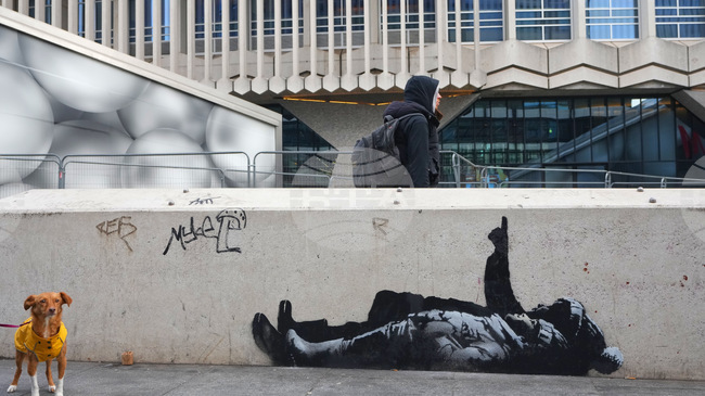 Два идентични графита на Банкси се появиха в Лондон